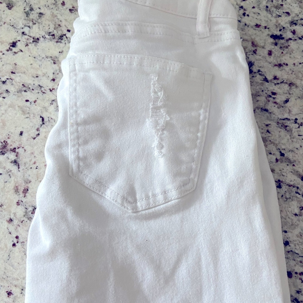 White distressed cropped jeans, gently used size 6